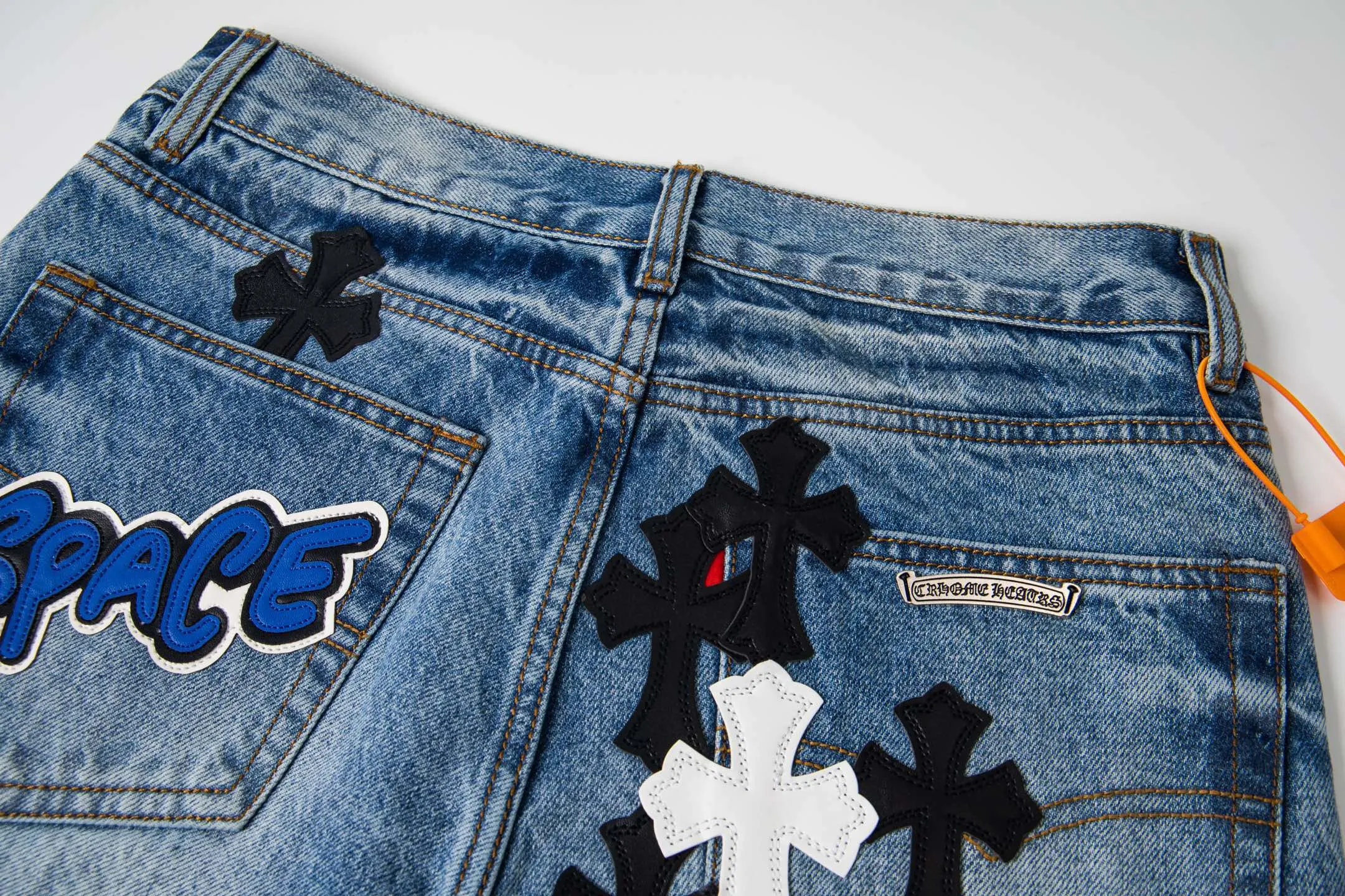P310 Heavy Industry Version Chrome Hearts Sex Octopus🐙Multiple logo elements spliced ​​washed jeans, truly restores the ultimate vintage texture, three-dimensional version, loose and comfortable, not picky about the figure, taller and slimmer, factory precision, original quality control, same style for men and women, can be matched with couples, versatile recommendation, must-have jeans for all seasons, fashionable people have been disappointed. From the quality selection of fabrics, the tailoring of details, and the matching of patterns, they are all impeccable! The upper body is so handsome when worn...it can be easily worn by men, women and children! The craftsmanship is made of heavy-duty washed pure cotton denim fabric. After washing, it is soft and thick. It is very stylish when worn on the body. Style number: 1759# Color: blue Size: 28 30 32 34 36